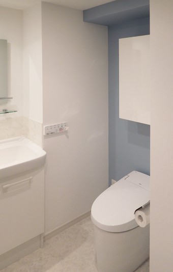 ブルーのクロスの奥行き効果で爽やかトイレを演出 渋谷区 M様邸 ブルーのクロスの奥行き効果で爽やかトイレを演出 渋谷区 M様邸